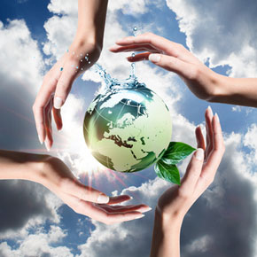 recycled elements in the hands © Romolo Tavani – fotolia.com